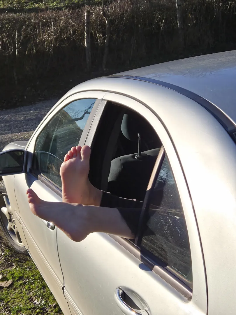 If you see my feet out of the windows like this, that means you should come closer posted by luckyluuna