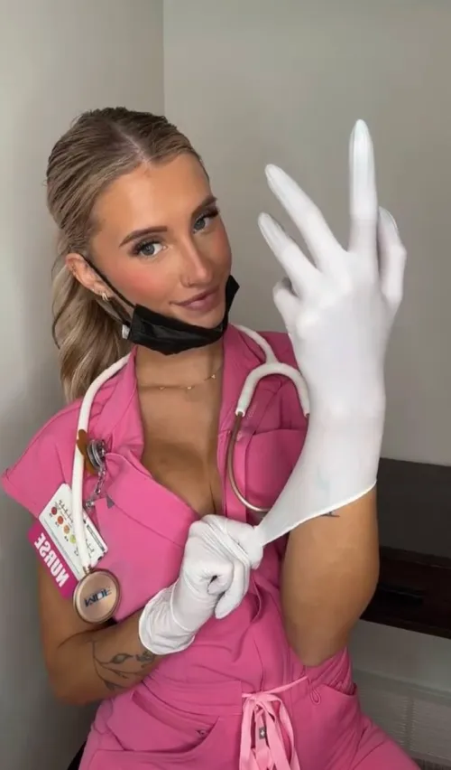 If you'd ever date a nurse say, hi by nurseariaxo