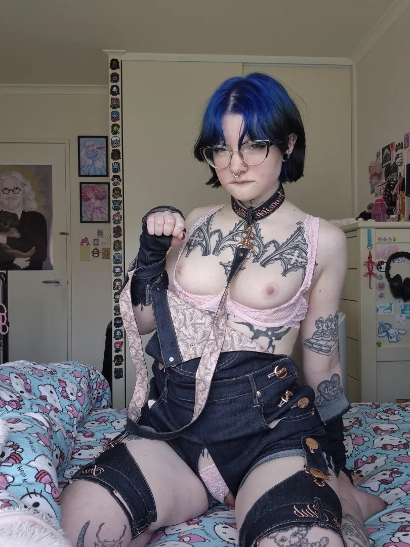 if you're seeing this I'm your Internet gf now  posted by ImSylvieAngel