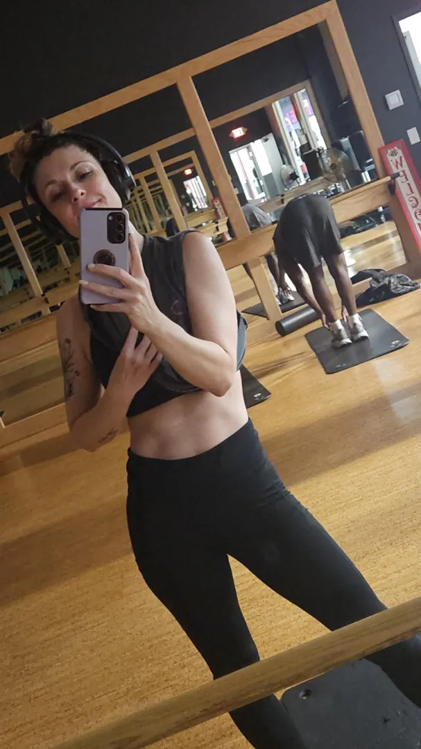 Ignore the guy in the back look at me posted by milf_jennag