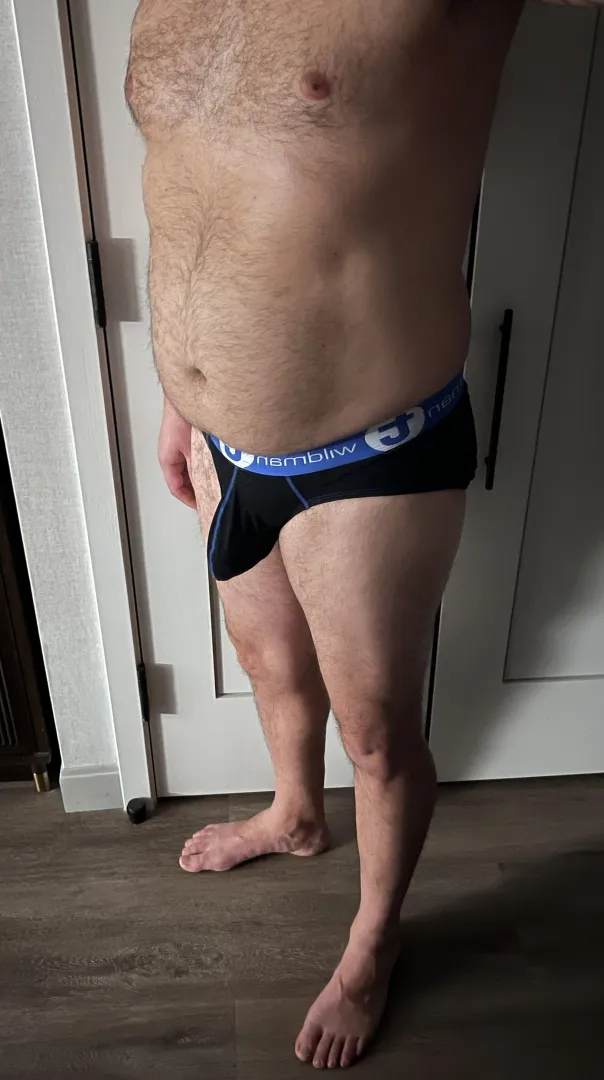 I’m 47, 6’2, 220 lbs, dark brown hair and eyes, handsome business exec, like to get dom and verbal, and looking for someone fit and younger that knows how to take direction well and aims to please. Please reach out and let’s chat! I’m in Phoenix. posted by RubDadsFeet