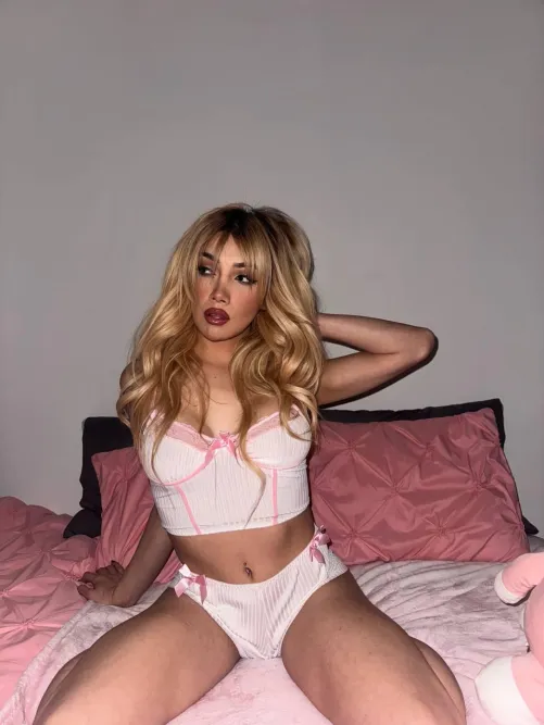 I'm feeling extra today, I need some friend by miiahgoddessonly