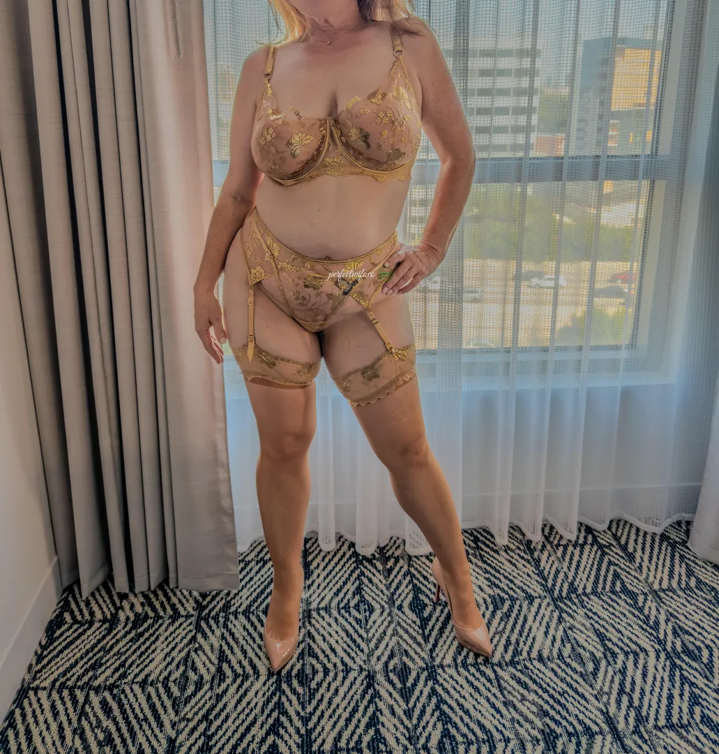 I'm feeling Golden posted by BuxomWifeNextDoor