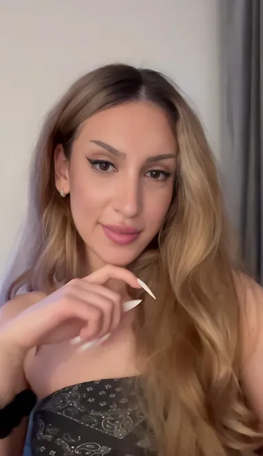 I'm home alone and extra horny right now posted by EvvaXo