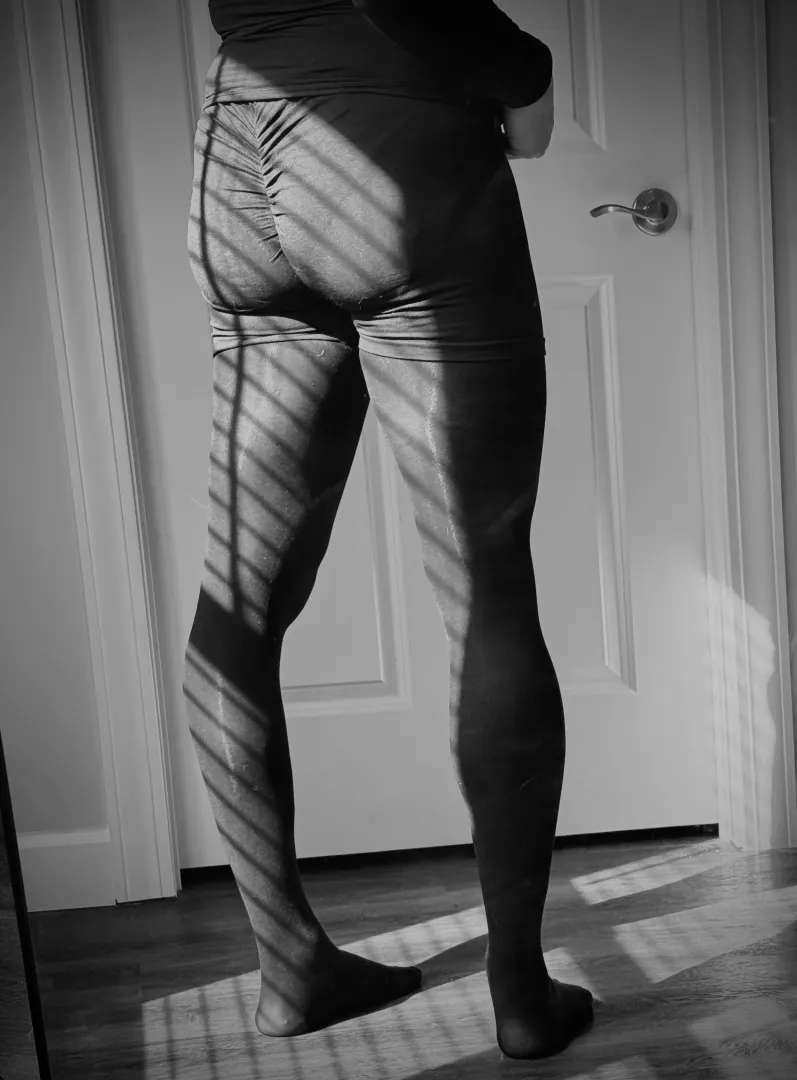 I’m loving this leggings-shorts-over-hose combo posted by SissyChastityDollxx