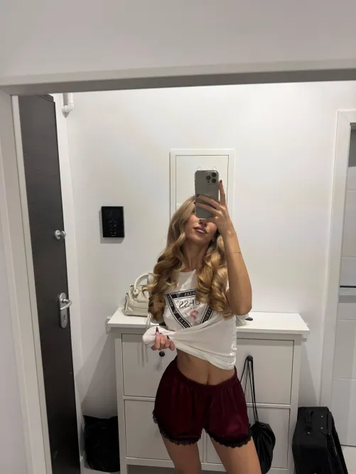 I'm really horny right now, so please get close to me by EvvaXo