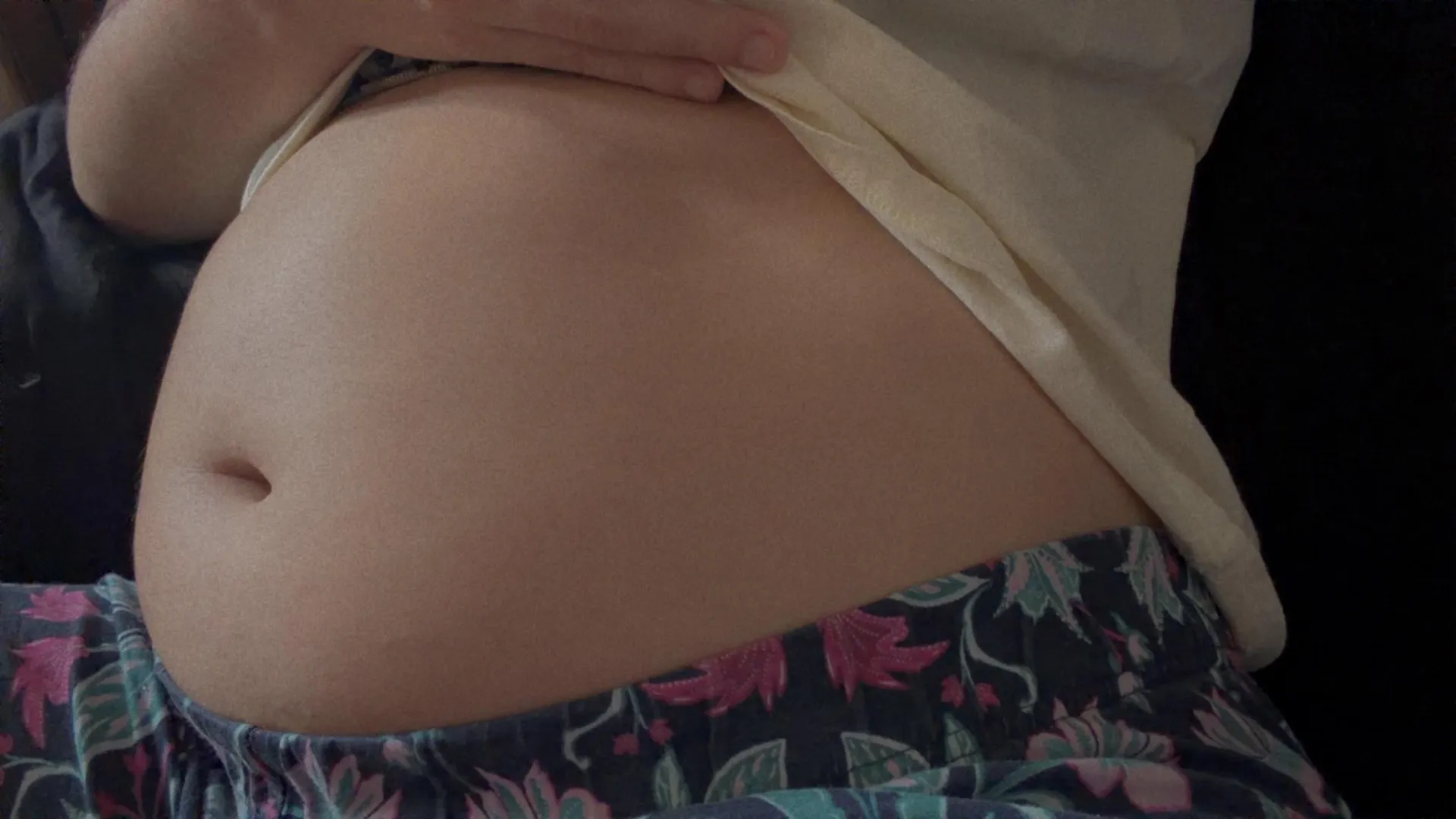 I'm so big I feel like I'm going to explode, I have to put oil on my belly before I eat, do you want to see it? Textttt meeee posted by kittyourslove