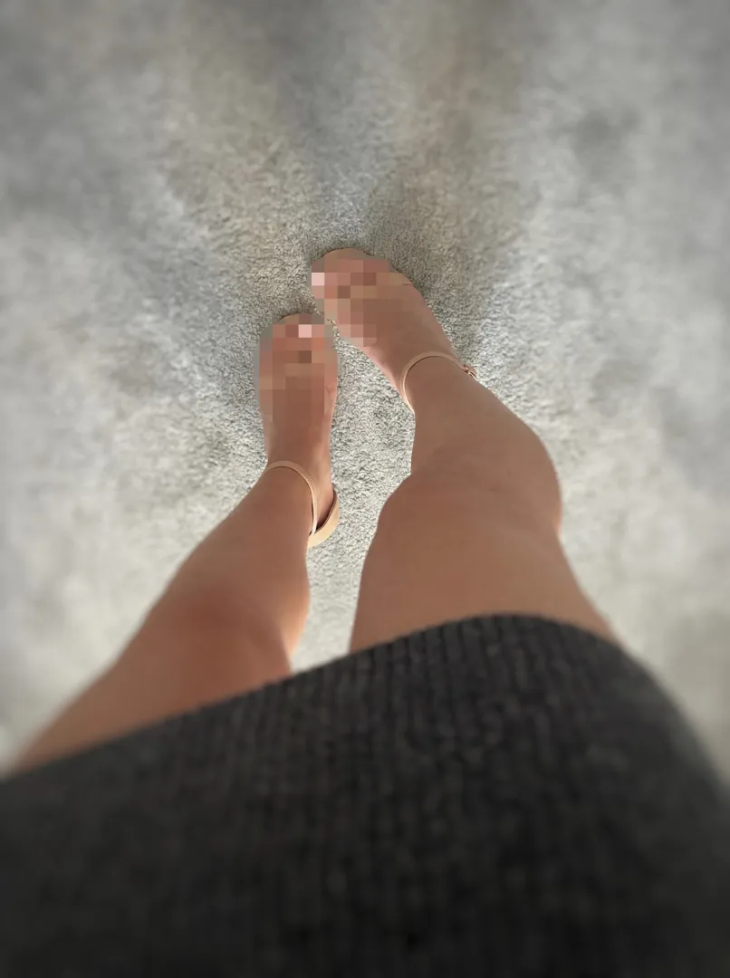 Imagine getting to kneel down and kiss them for me right before a date  posted by hanaa_daisy