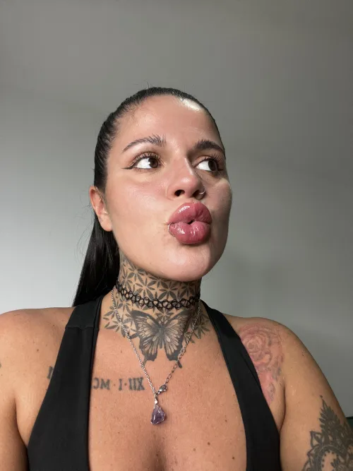 Imagine what my big, juicy lips taste like by girlytattoo