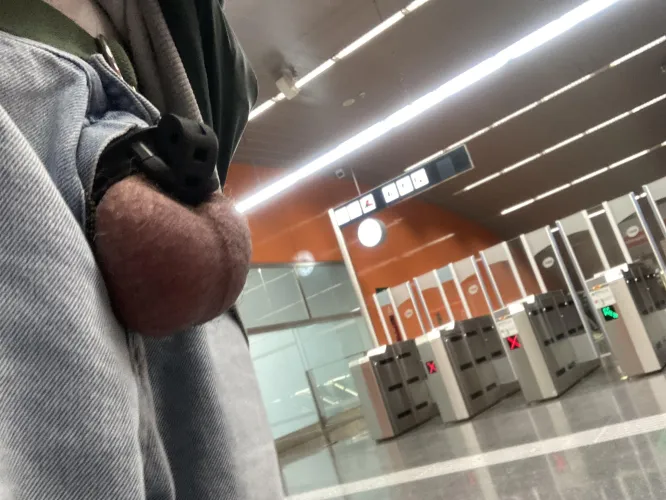 in a Barcelona metro station by ninotdelaflocdeneu