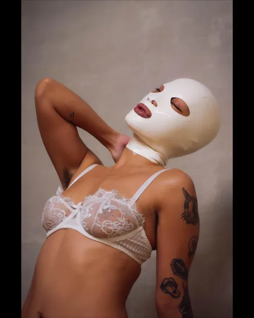 In frame: Emma Rouge by Silhouette_Project