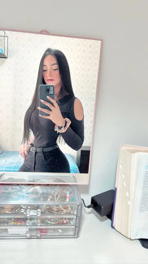 In live now, happy Valentine’s Day guys ❤️ [spicestacy1103] posted by laramkhk