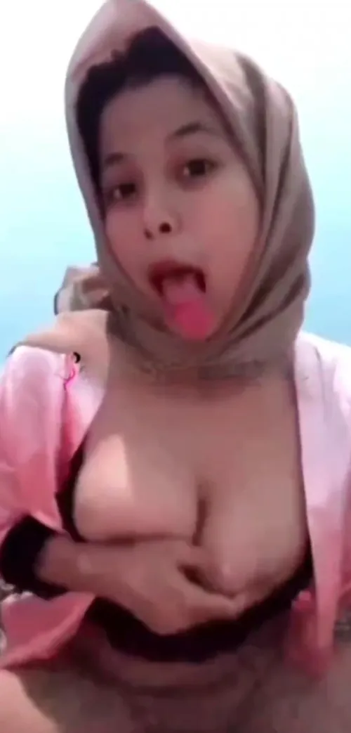 Indonesian girl masturbates with her fingers ⭐️⭐️⭐️⭐️ This is a Requested Review from a follower. Its two good masturbation vids Not much to talk about she just strips out of her clothes and masturbates using her fingers in both vids. by Sasu035