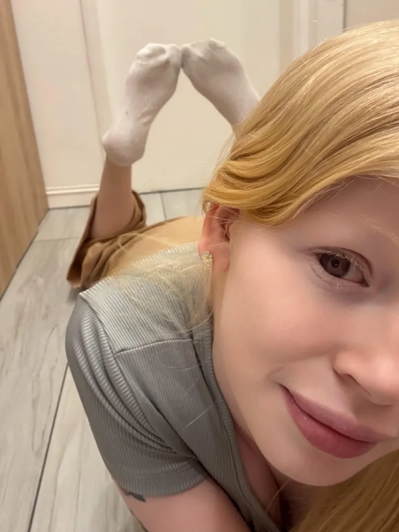 Is this a good position to show off my ankle socks posted by KissTheSunrise