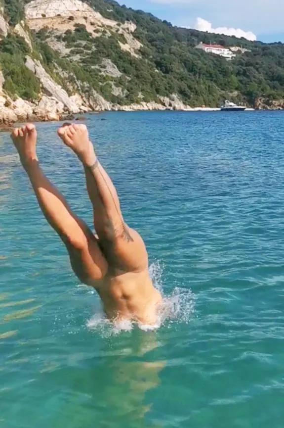 Is this how reverse mermaid looks like lol posted by LeylaLowe