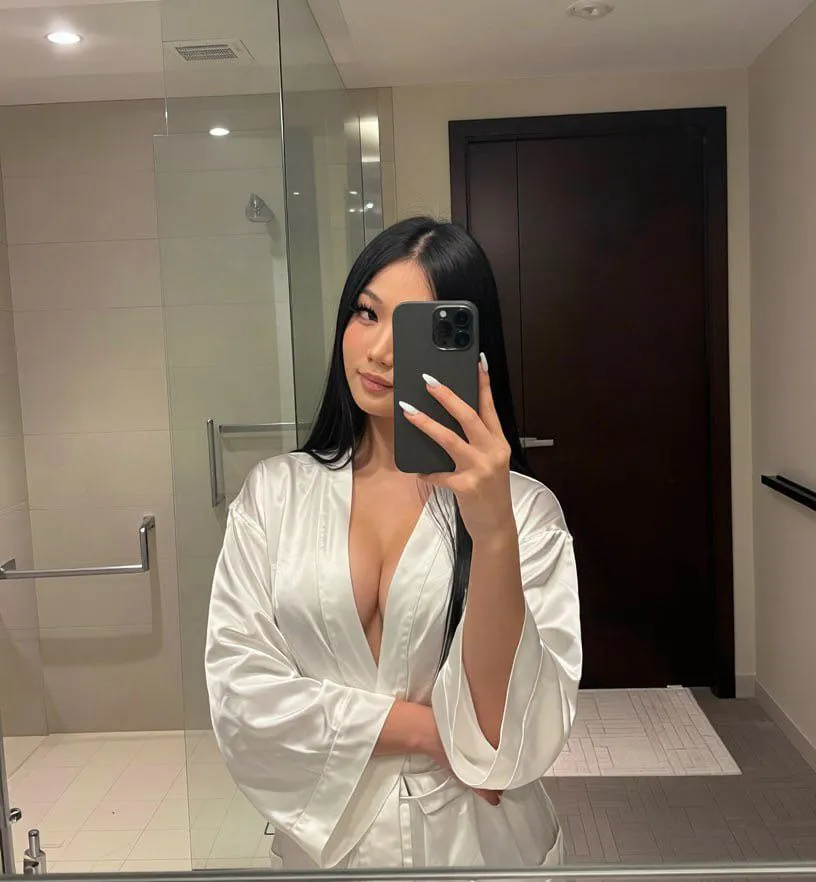 Is this satin glow making me look irresistible tonight? posted by c0nstancepebbles