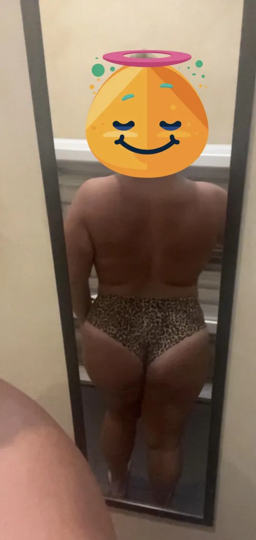 It’s chocolate lover’s month, but I like white chocolate and dark chocolate. Who could give me something sweet for Valentine’s day? Near Knoxville. by Hamanhaman