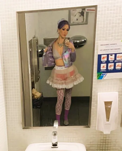 It's karaoke night! by billyporcelaine