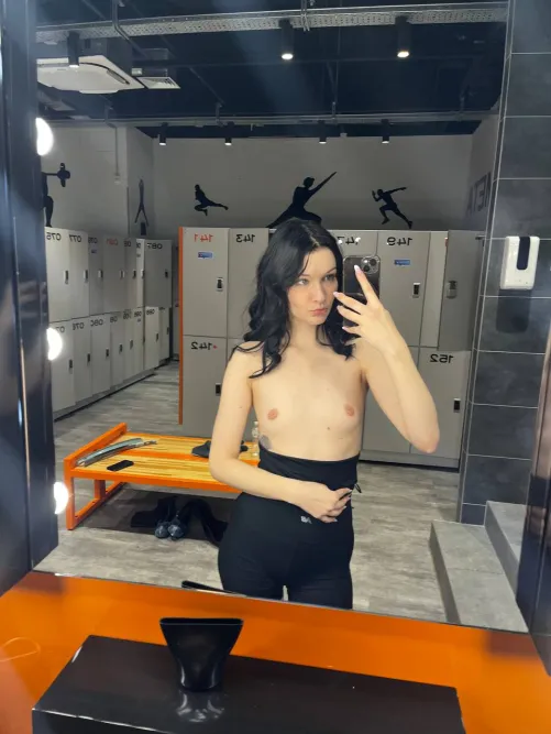 It's so hot in the gym by vvelvet_glow