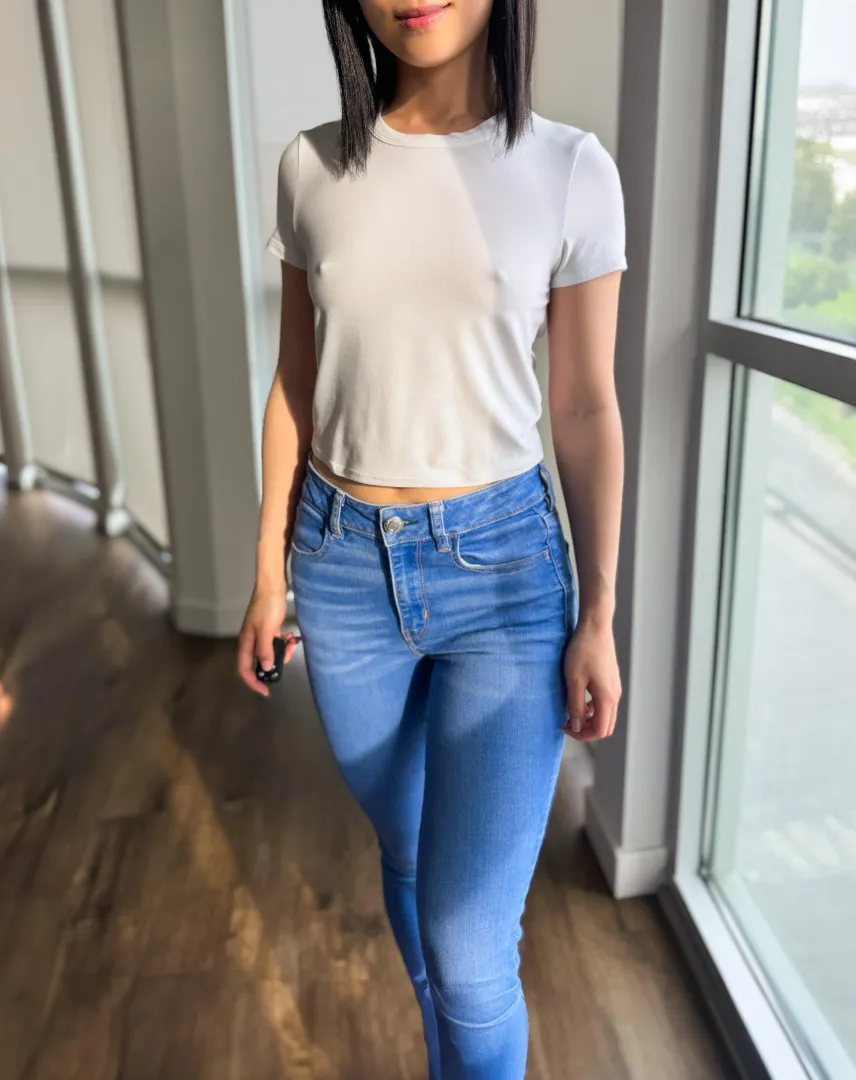 I’ve always loved how high-waisted jeans look with a thin tee [f] posted by fun-sized-asian