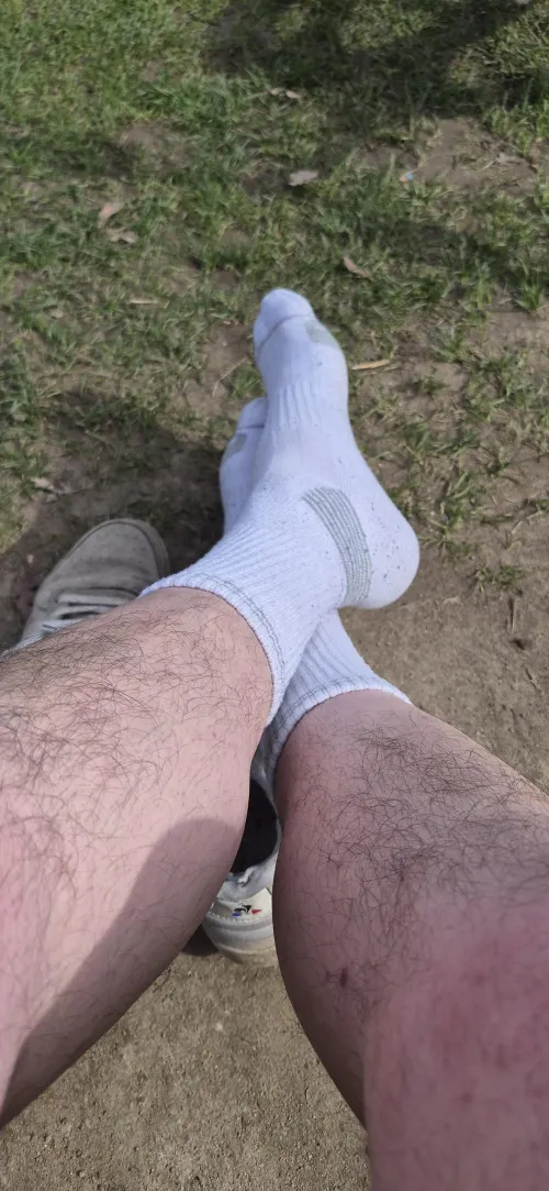 Je me détends dehors avec mes chaussettes usées après une longue journée. by HairySockDad