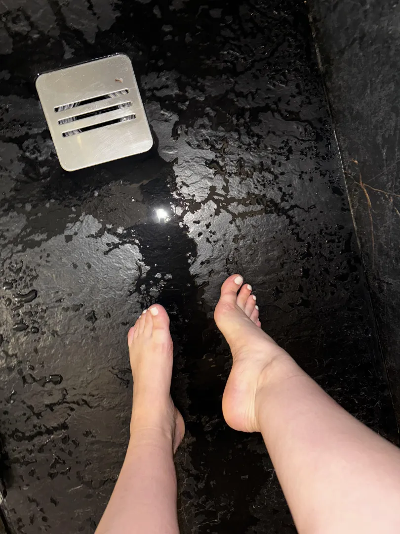 Je m’ennuie sous la douche  posted by foot_lovee