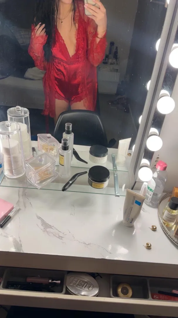 Jeg kler av meg for de første 108 som trykker på pilen ❤️ posted by lillatjejen06