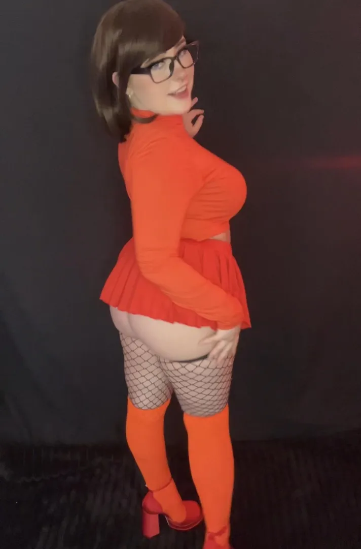 Jinkies! I think my skirt’s too short (by reyrevealed) posted by Reyrevealed
