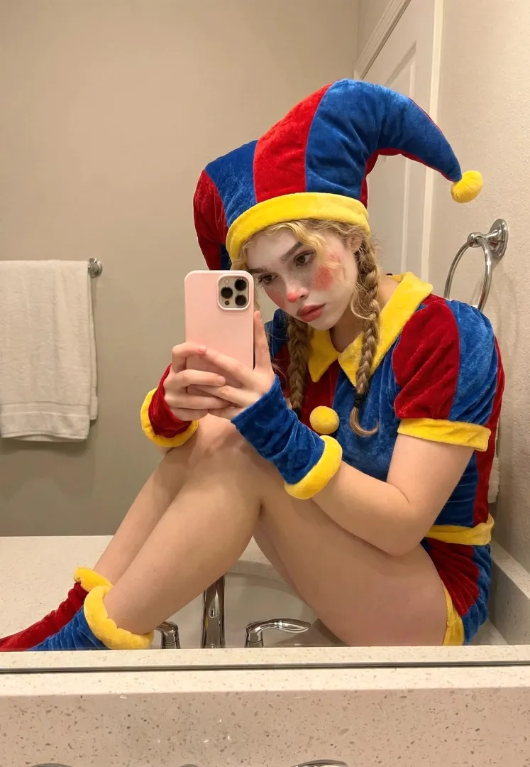 Join your silly jester in bath posted by BabySlay_xx
