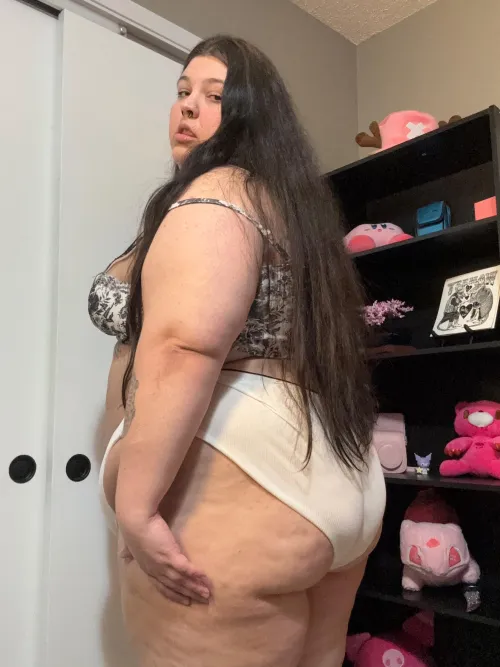 Just a curvy girly with a big ole booty  by ChickenHater730