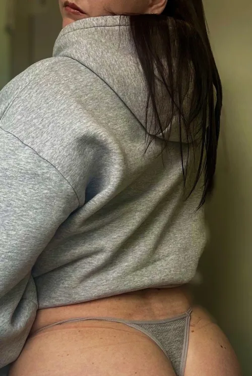 Just a little G string for the gym today but still enough to soak up my sweet scent just for you  by Peachhyplayz