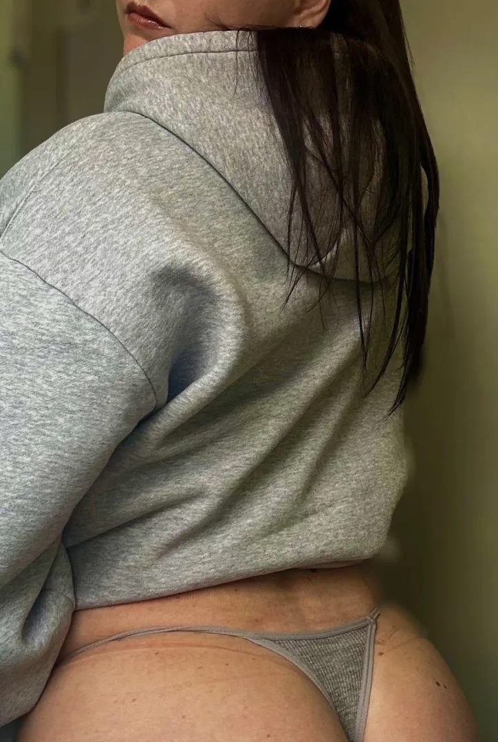 Just a little G string for the gym today but still enough to soak up my sweet scent just for you  posted by Peachhyplayz