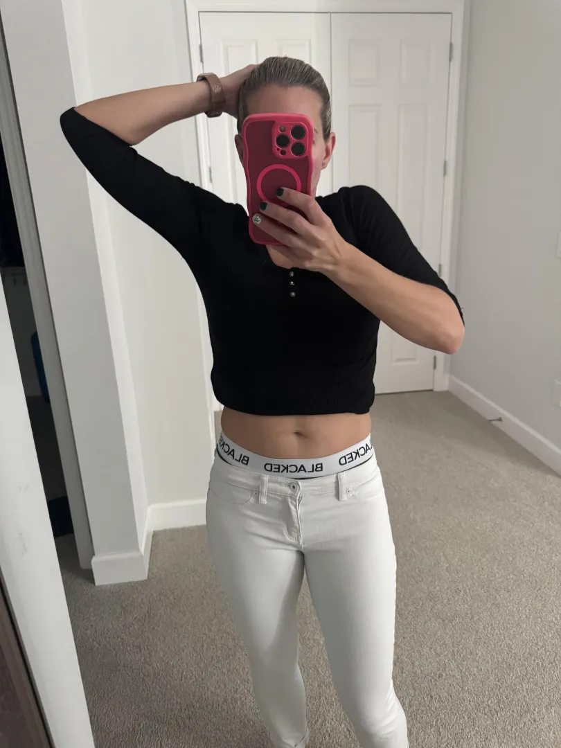 Just a little peek posted by CheesecakeVisible554