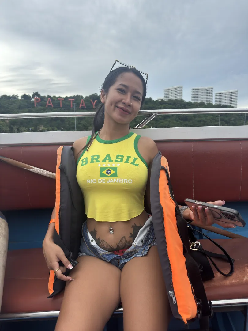 Just a little sunshine and a whole lot of hotness. posted by imchiaraa