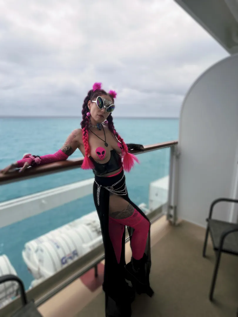 Just a weird alien girl posted by damncatz