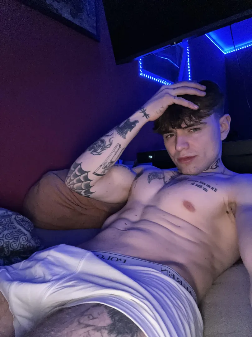 just chilling, i got space for you posted by imraezify