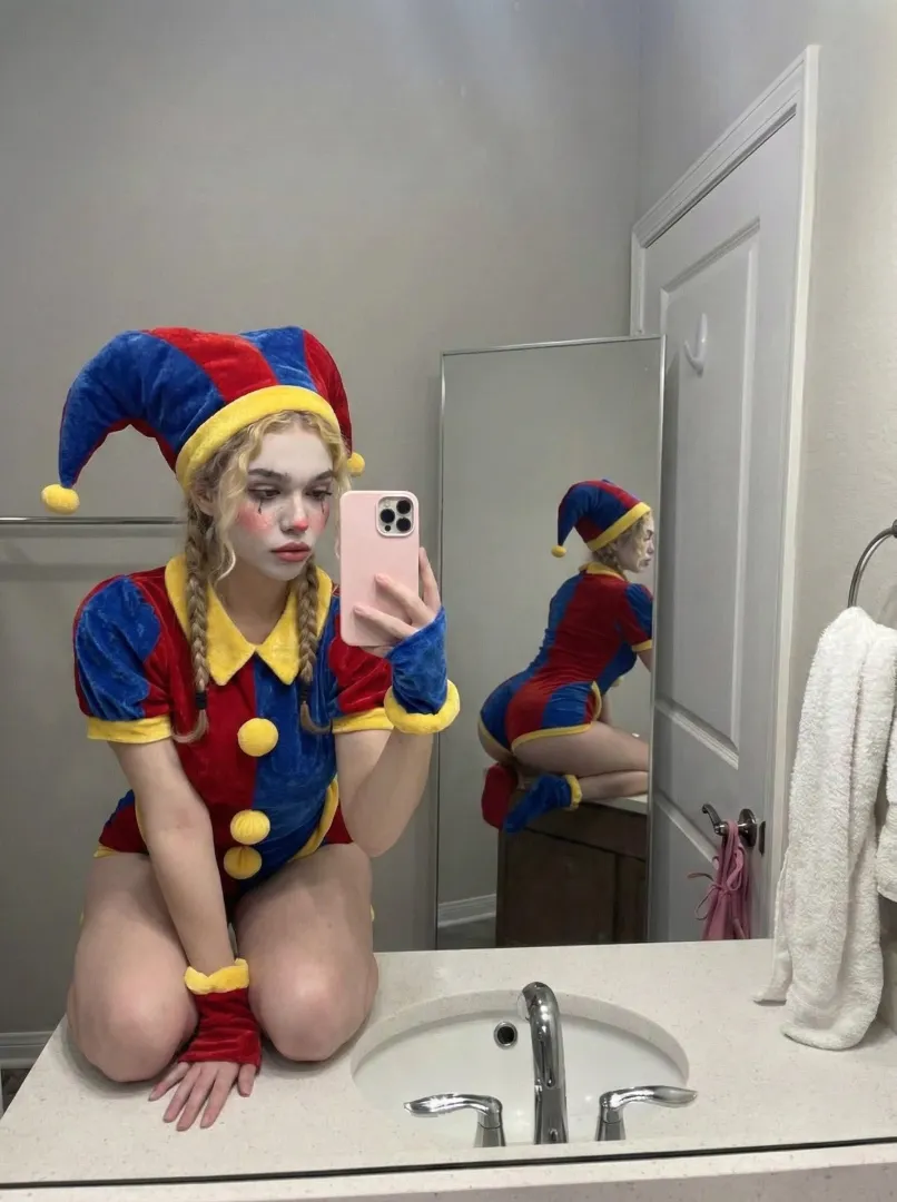 just hanging out in my jester suit posted by BabySlay_xx