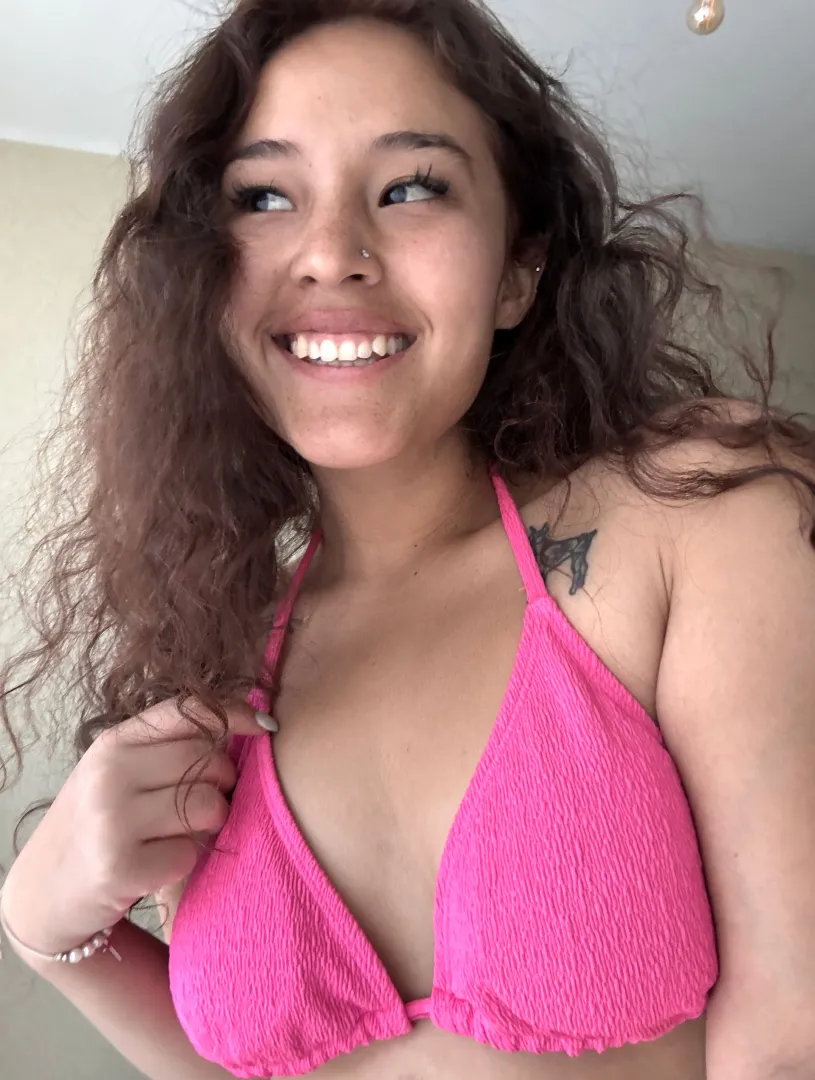 Just my cute smile to make your day brighter posted by ScarlettsSecretDiary