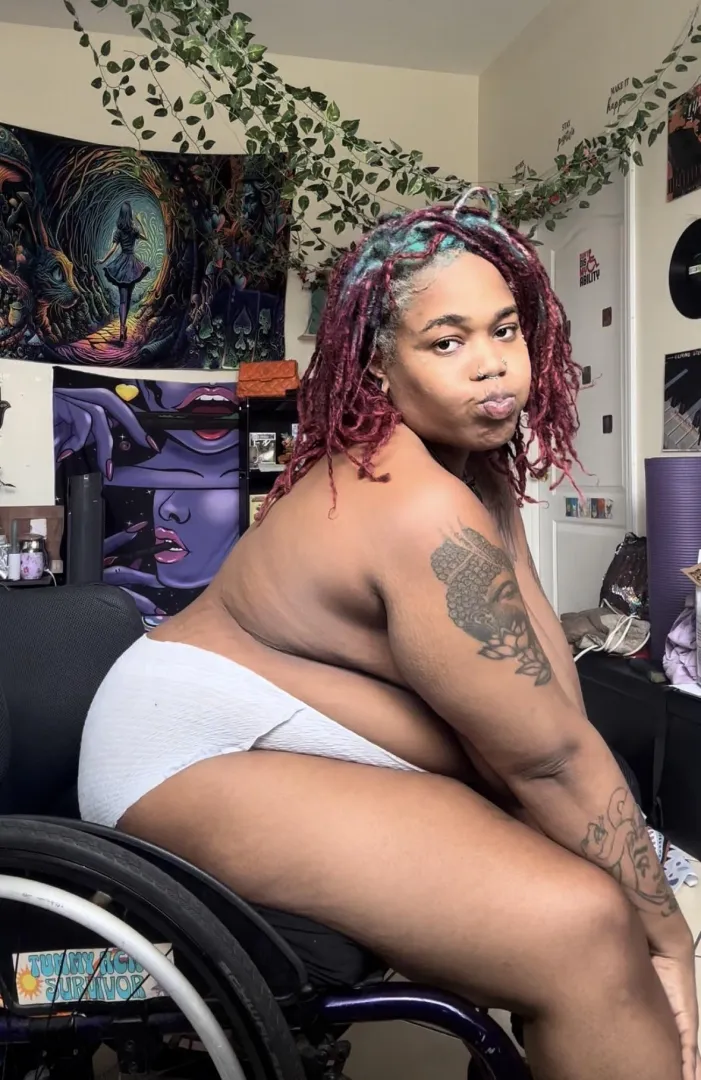 Just trying to show you how good I look  (t12 sci|25) posted by Goddesssmelodie_