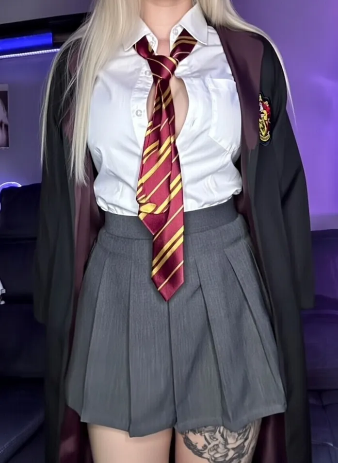 Just your favorite Gryffindor student [Harry Potter] (by: mirzelle_ ) posted by mirzelle_