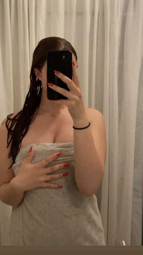 kan jag visa samma bild utan handduk?? by Alarming-Girl-69