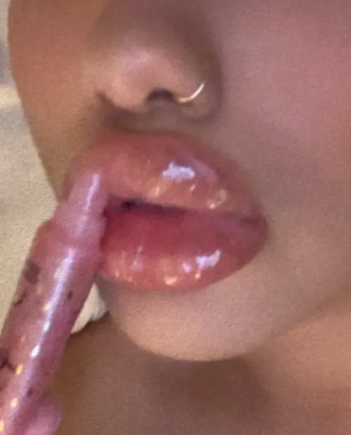 keeping my 6ml lips extra glossy by restylanedoll