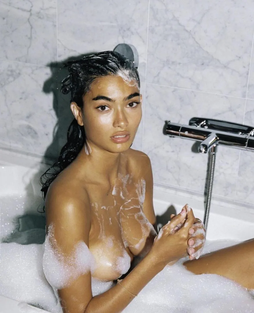 Kelly Gale posted by platinumkingx