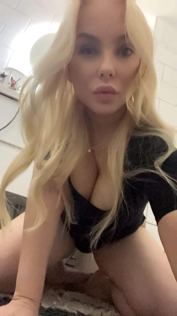 Kieli pilluun sen jälkeen tää milf pitäis nussii puhki  posted by Minnalottaeveliina