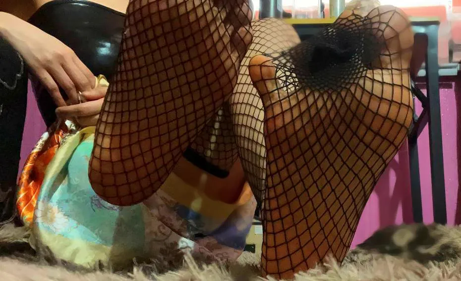 Kiss or lick my Chinese feet? posted by Clioxoxo1