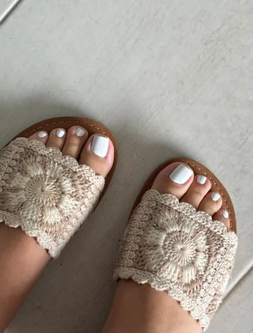 Kneel, tell me when you’re on your knees by Xxgoddessgabi