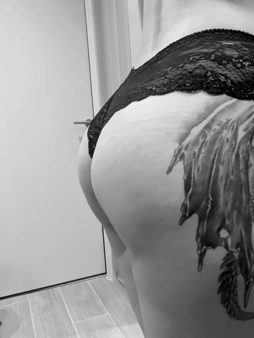 La confidence d’une peau qui assume tout posted by unleafedmirror