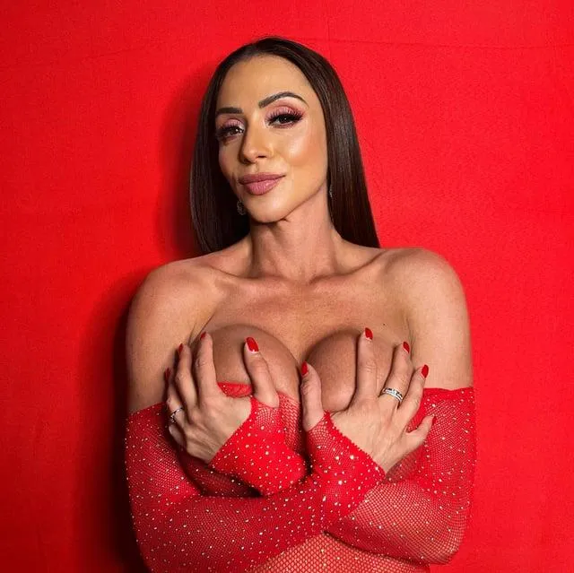 Lady in Red posted by RoseGahan