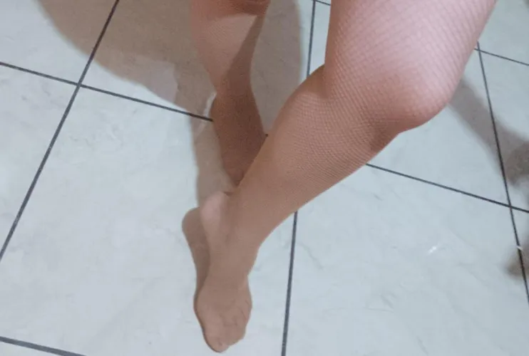 Las mallitas hacen que los pies se vean mejor o prefieres piel natural? by Curvysecretofi