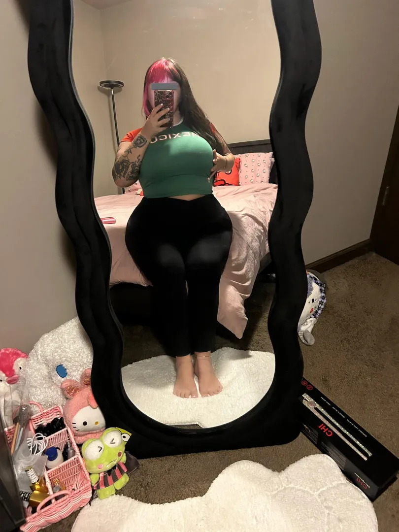 latina lovers to the front ❤️‍ posted by Junior_Evidence639